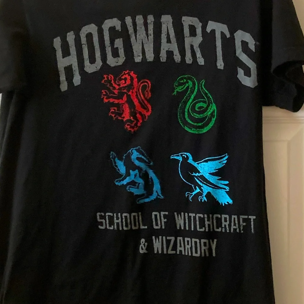 Harry Potter Hogwarts School of Witchcraft & Wizardry -  Black Tee - Picture 2 of 6